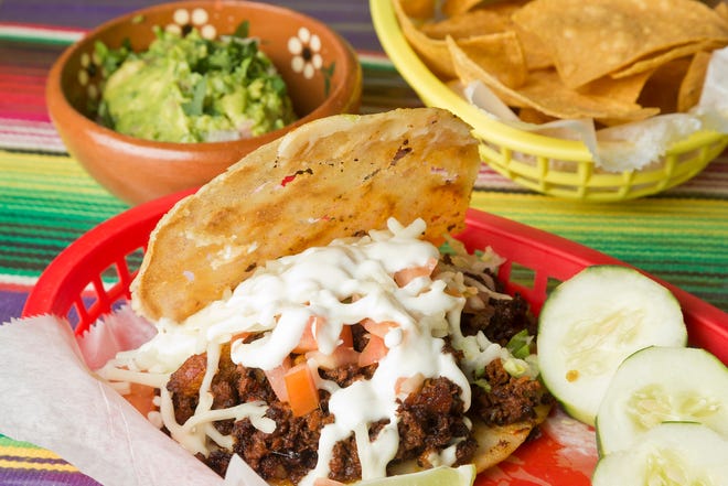 Gordita con chorizo de papas fritas y guacamole en Tacos Don Deme fotografiada el jueves 20 de mayo de 2021.