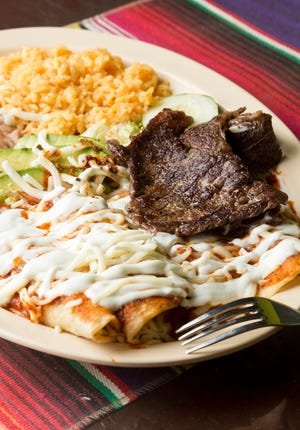 Enchilada de bistec con salsa roja en Taco Don Diem fotografiado el jueves 20 de mayo de 2021.