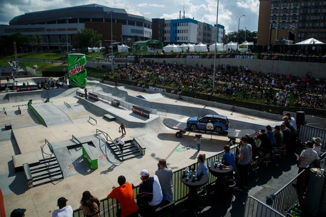 Os fãs assistem aos skatistas competirem nas rodadas finais do Dew Tour no Lauridsen Skatepark no domingo, 23 de maio de 2021, em Des Moines.