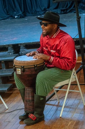 دورون "اوك رون!" ماركيز هيل يؤدي أغنيته الأصلية مصر في ضريح مونتغمري.