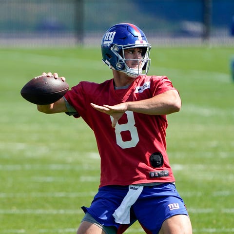 New York Giants quarterback Daniel Jones (8) throw