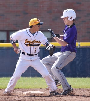 Notre Dame zdobywa drugą bazę przeciwko meczowi Western Canada Valley w sobotę w Utica. West Canada Valley poprawiła się do 10-0 po wygranym 9-2 asyście Andrew Saurona.