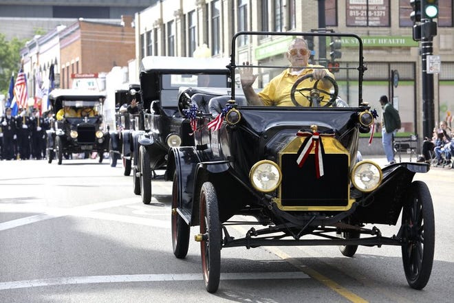 Autos antiguos pasean por State Street el lunes 31 de mayo de 2021 durante el Desfile del Día de los Caídos en el centro de Rockford.