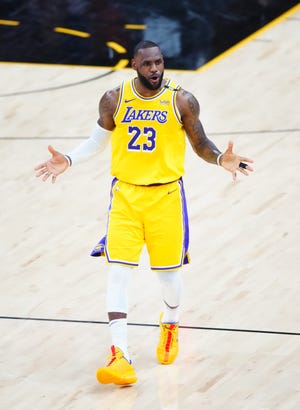Der Stürmer der Los Angeles Lakers, LeBron James, reagiert während der Niederlage seines Teams in Spiel 5 gegen die Phoenix Suns.