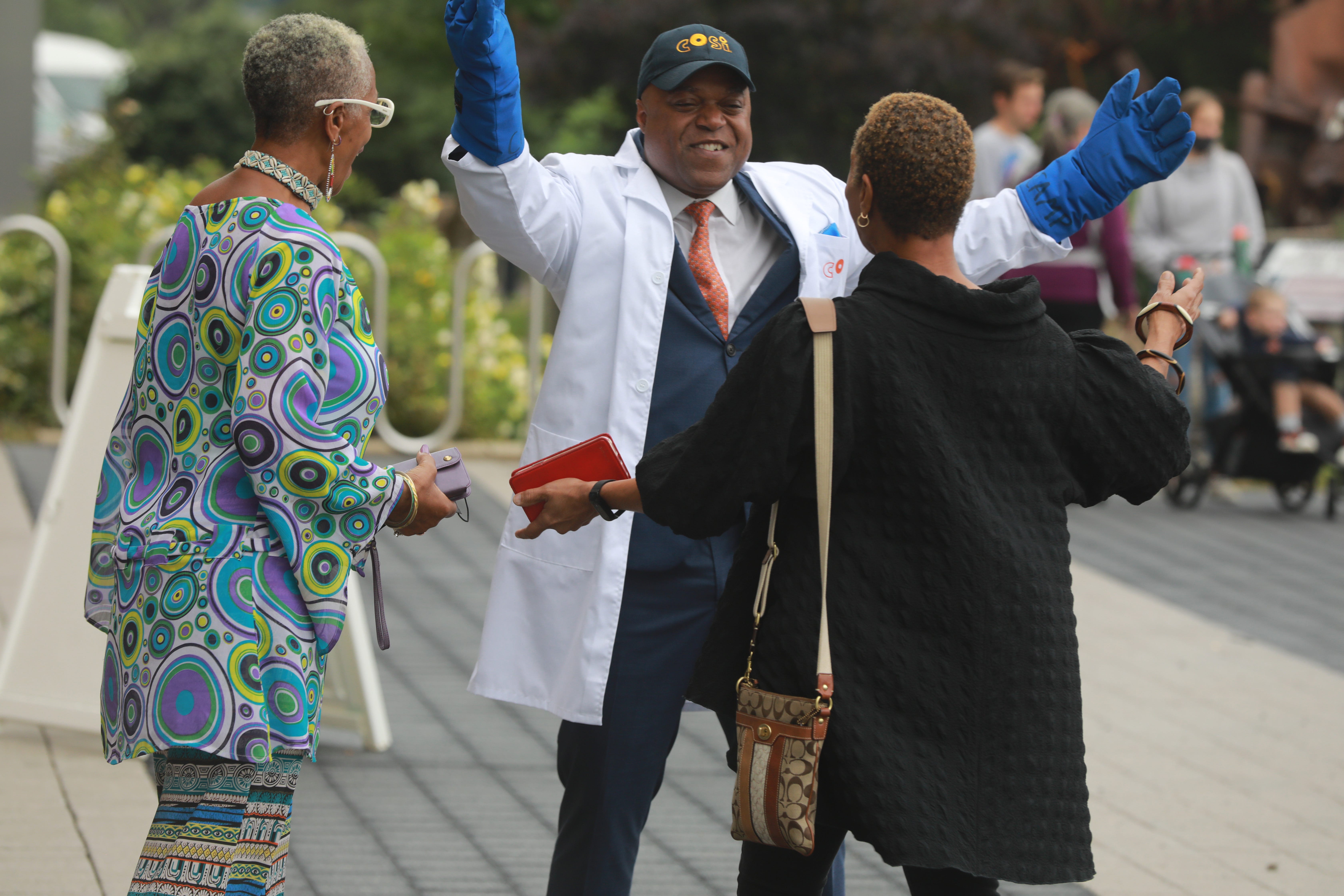 लीमा रिज एलीमेंट्री प्रिंसिपल को एसटीईएम शिक्षा नेतृत्व के लिए सम्मानित किया गया