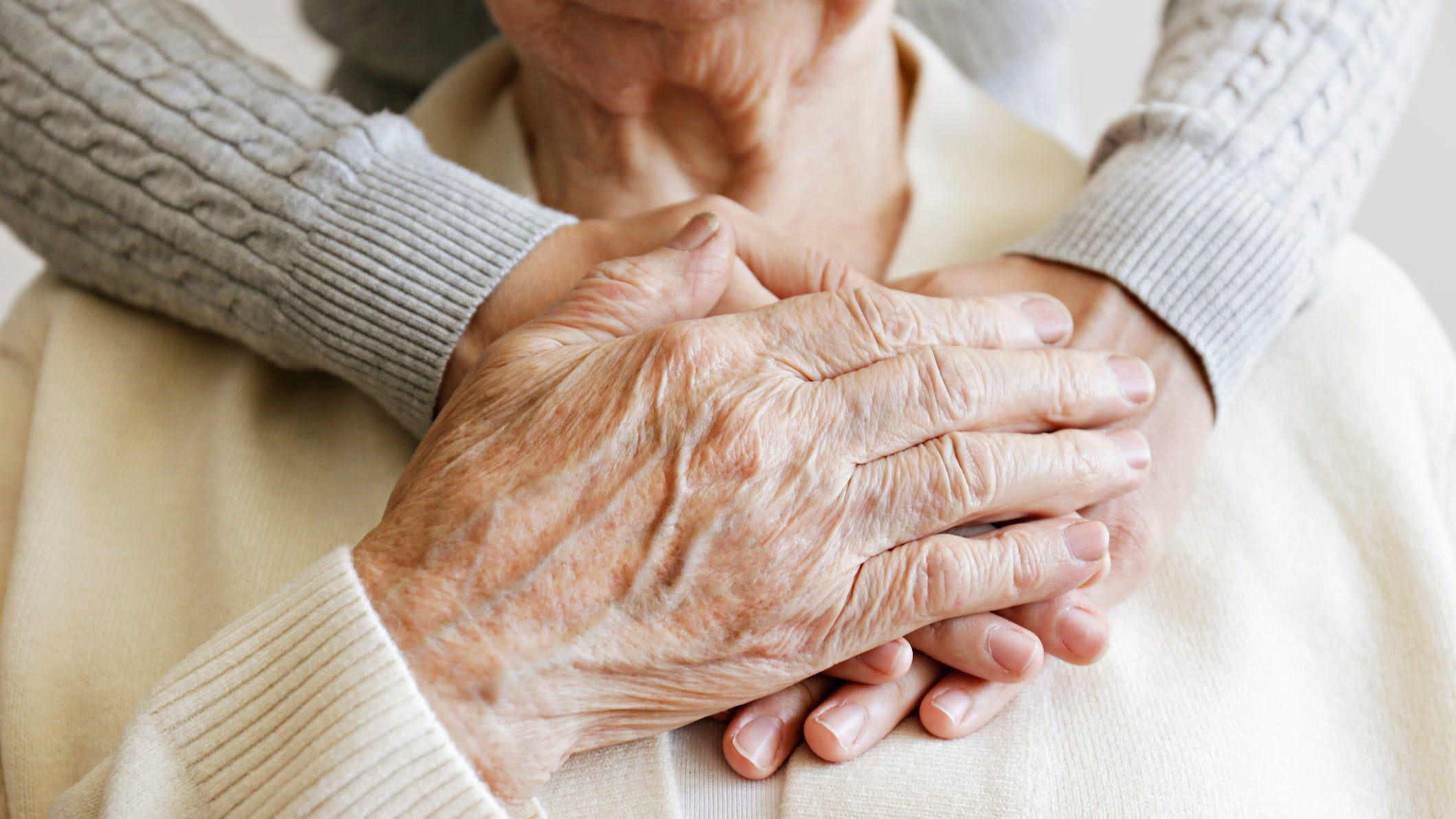 Опекунство над больными родственниками. Руки пожилых людей фото. Пожилые люди помощь.