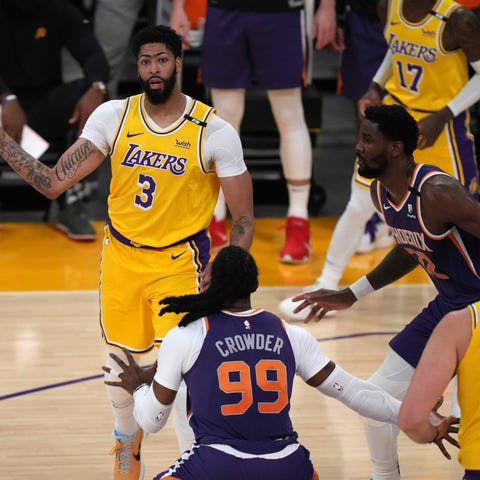 Anthony Davis (3) was only able to play five minut