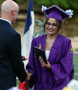 Chloe Terpenning de Burlington High School acepta su título durante el ejercicio de graduación de la escuela el sábado 5 de junio de 2021 en Bracewell Stadium.
