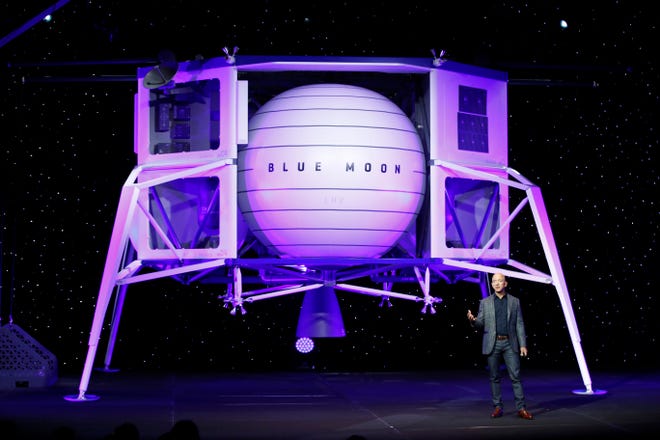 Jeff Bezos s'exprime devant une maquette de l'atterrisseur lunaire Blue Moon de Blue Origin, le jeudi 9 mai 2019, à Washington.