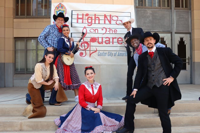 oyuncu kadrosu "Teksas: Eski Müzikal" Geçen öğle saatlerinde Potter County Adliye Sarayı'nın bahçesindeki plazada podyuma çıkıyor.