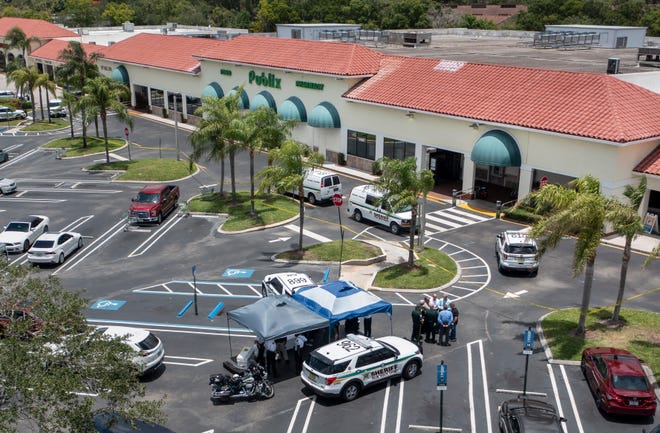 Policja zbiera się w centrum handlowym Publix, gdzie policja twierdzi, że 3 osoby zostały zastrzelone w sklepie w Royal Palm Beach na Florydzie 10 czerwca 2021 r.