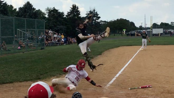Antonio Chile de Paulsboro está a salvo en casa cuando el receptor del Schalick, Cole DuBois, salta para lanzar un tiro al plato durante la semifinal del Grupo 1 de South Jersey el miércoles.
