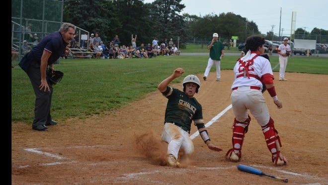 Josh Mihalic de Schleck se desliza a salvo a casa mientras el portero del Bolsboro, Antonio Chile, espera un disparo durante el tercer juego de la semifinal del Grupo A de South Jersey el miércoles.