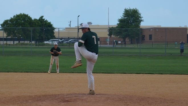 El lanzador del Schalick Sam Long comienza su carrera antes de lanzar un lanzamiento durante la semifinal del Grupo 1 de South Jersey el miércoles. Long fue el lanzador ganador en la victoria de Schleck por 9-3.