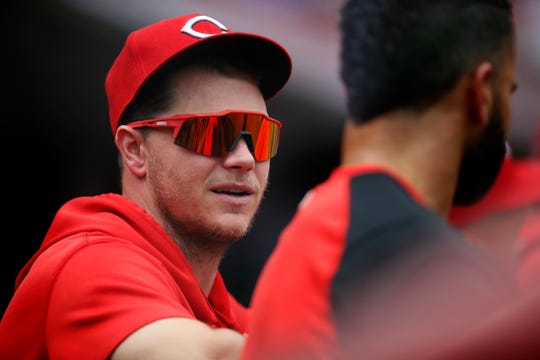De Cincinnati Reds geblesseerde startende bowler Sonny Gray (54) spreekt in de achtste inning van een MLB National League-wedstrijd tussen de Cincinnati Reds en Milwaukee Brewers in Great American Ball Park in het centrum van Cincinnati op donderdag 10 juni 2021. The Reds verloren met 7- 2 over Hoewel Luis Castillo slechts één ronde tot zes innings toestond. 