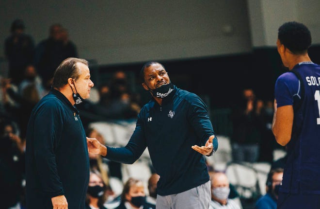 中锋韦德·梅森(Wade Mason)在斯蒂芬·F·奥斯汀(Stephen F Austin)的一场比赛中,过去五个赛季他一直担任助理教练。 梅森是佐治亚州的新助理篮球教练。