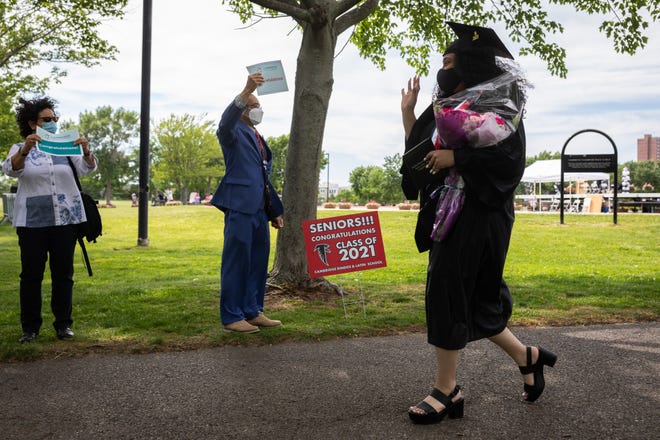 يذهب جيري توريس إلى موظفي CRLS بعد حصوله على شهادته خلال حفل تخرج كامبريدج رينتز وحفل التخرج اللاتيني في 10 يونيو 2021 في Danhae Park في كامبريدج.