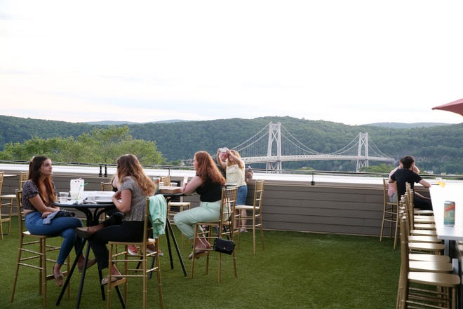 في 10 يونيو 2021 ، يستمتع المضيفون بتناول وجبة على السطح في Zeus Browings في بلدة Poughkeepsie. 