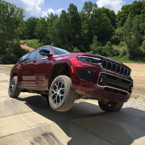 The 2021 Jeep Grand Cherokee L negotiates "camel h