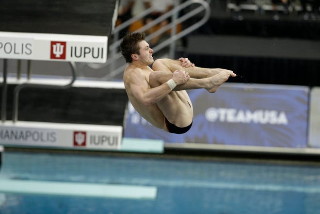 在这张 2016 年 6 月 25 日的照片中，迈克尔·希克森 (Michael Hickson) 在印第安纳波利斯举行的美国奥林匹克跳水选拔赛男子 3 米跳决赛中跳水。