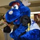 Mascota Kazu azul Wahoos "Watson" Sirviendo al equipo durante el entrenamiento a su llegada el viernes por la noche al Aeropuerto Internacional de Pensacola.