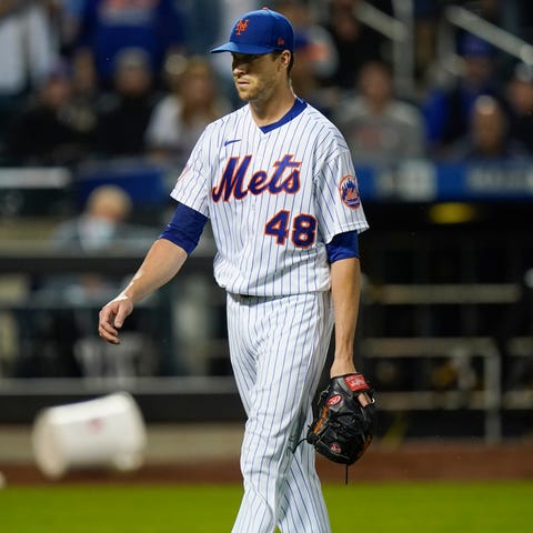 New York Mets starting pitcher Jacob deGrom leaves