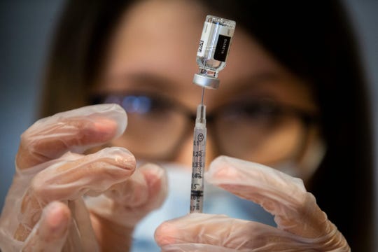 薬剤師Anais Martinezは2021年4月9日、テキサス州ホライゾンシティの精神カトリック教会で接種するCOVID-19ワクチンを準備しています。