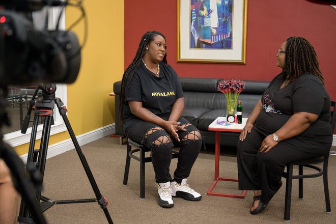 Holly Poitier-Kelly de Novalash habla sobre la apertura de su primera tienda en Historic Leesburg con la presentadora Consuelo Ebe mientras filmaba un episodio de Junitinth TV en Lake Front en 2020. Groveland organiza su primera celebración de Junitian a partir de las 11 am el sábado.