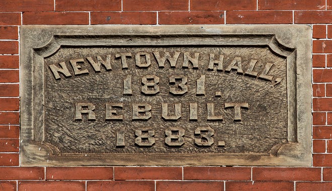 Cartel histórico en la fachada del Newtown Theatre.