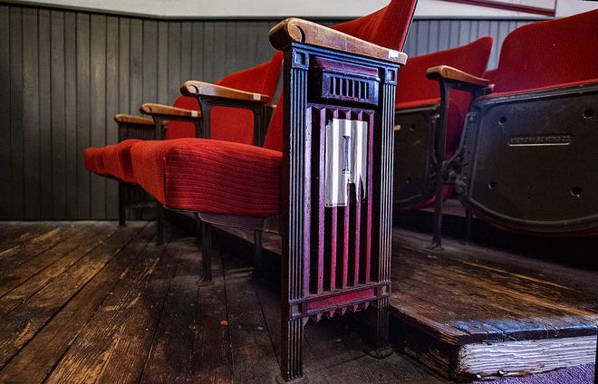 Filas de 300 asientos, que datan de 1935, se encuentran dentro del Newtown Theatre, encaramado sobre el piso de madera original de 1880.