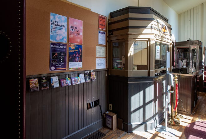 Taquilla y área de refrigerios dentro de la entrada principal del Newtown Theatre.