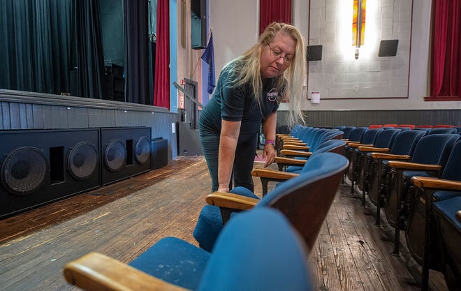 La directora del Newtown Theatre Carol Wasilewski, de Trenton, reorganiza las filas de algunos de los 300 asientos, que datan de 1935, el miércoles.