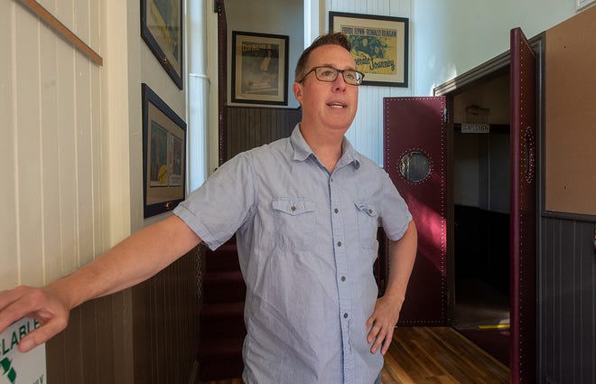 De pie en el vestíbulo, Andy Smith, director de marketing de Washington Crossing, habla sobre la historia y las renovaciones planificadas del teatro.