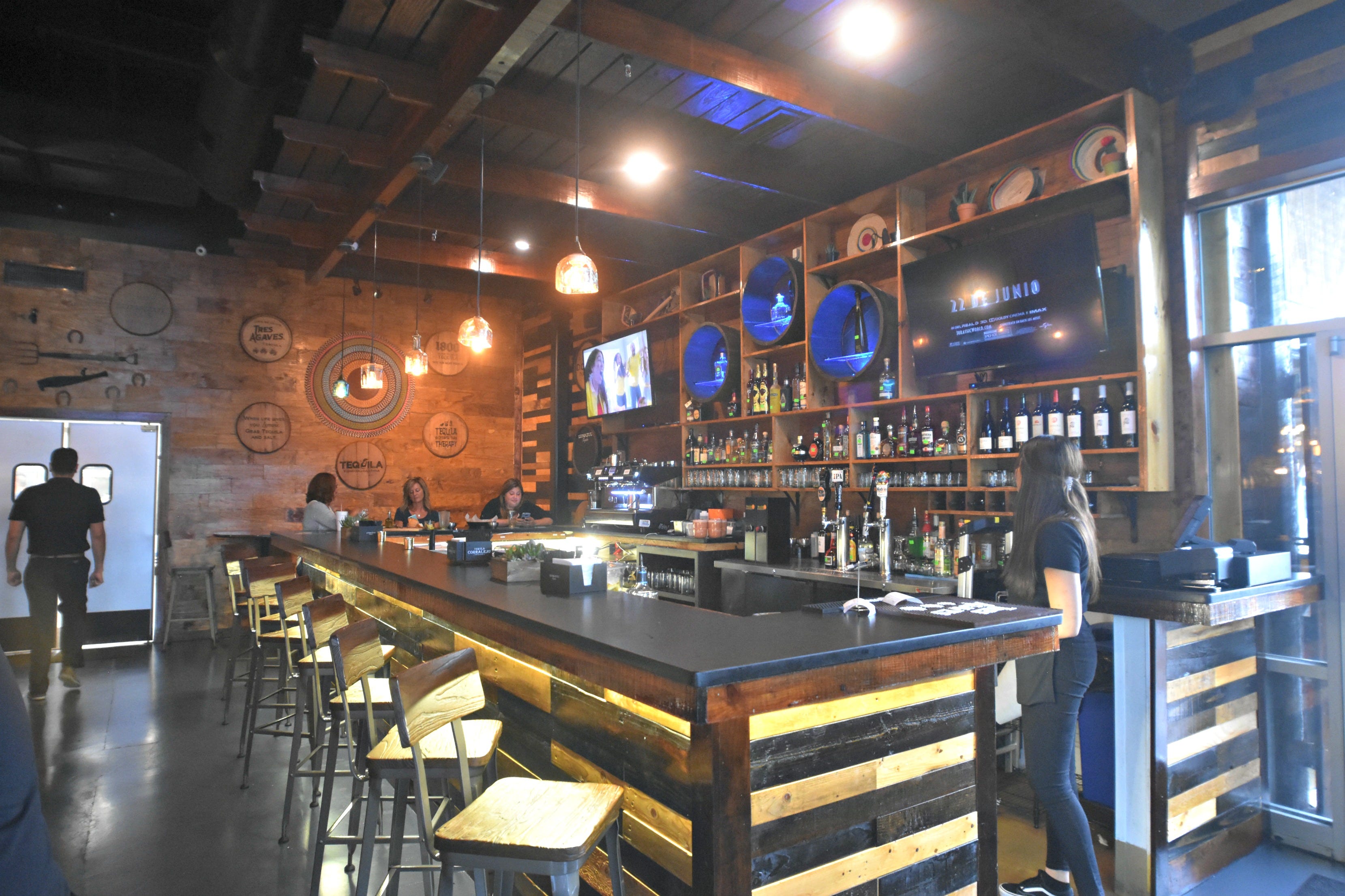 Are children allowed to sit or eat at the bar in a restaurant in N.C.?