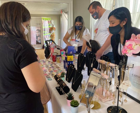 Una emprendedora exhibe sus productos el 4 de abril de 2021, durante Bazar Indy, un evento que exhibe productos de pequeñas empresas latinas en el centro de Indiana.  El evento se llevó a cabo en Fishers.  Una segunda edición del evento será el 27 de junio de 2021.