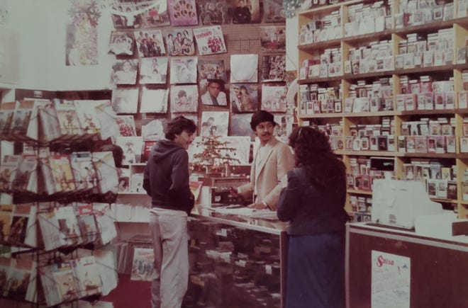 La familia Corona, que dirigió el Orpheum Theatre en las décadas de 1970 y 1980, también era propietaria de la tienda de discos Palacio de los Discos adyacente al teatro del centro de Phoenix.