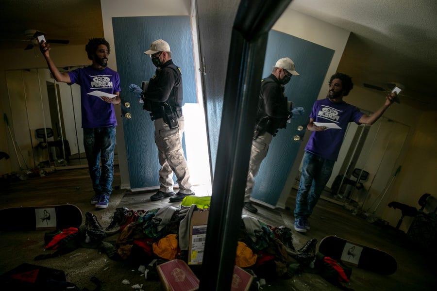 Maricopa County constable Lenny McCloskey evicts a tenant for non-payment of rent on October 6, 2020 in Phoenix, Arizona. Thousands of court-ordered evictions continue nationwide despite a Centers for Disease Control (CDC) moratorium for renters impacted by the coronavirus pandemic. Although state and county officials say they have tried to educate the public on the protections, many renters remain unaware and fail to complete the necessary forms to remain in their homes. (Photo by John Moore/Getty Images)