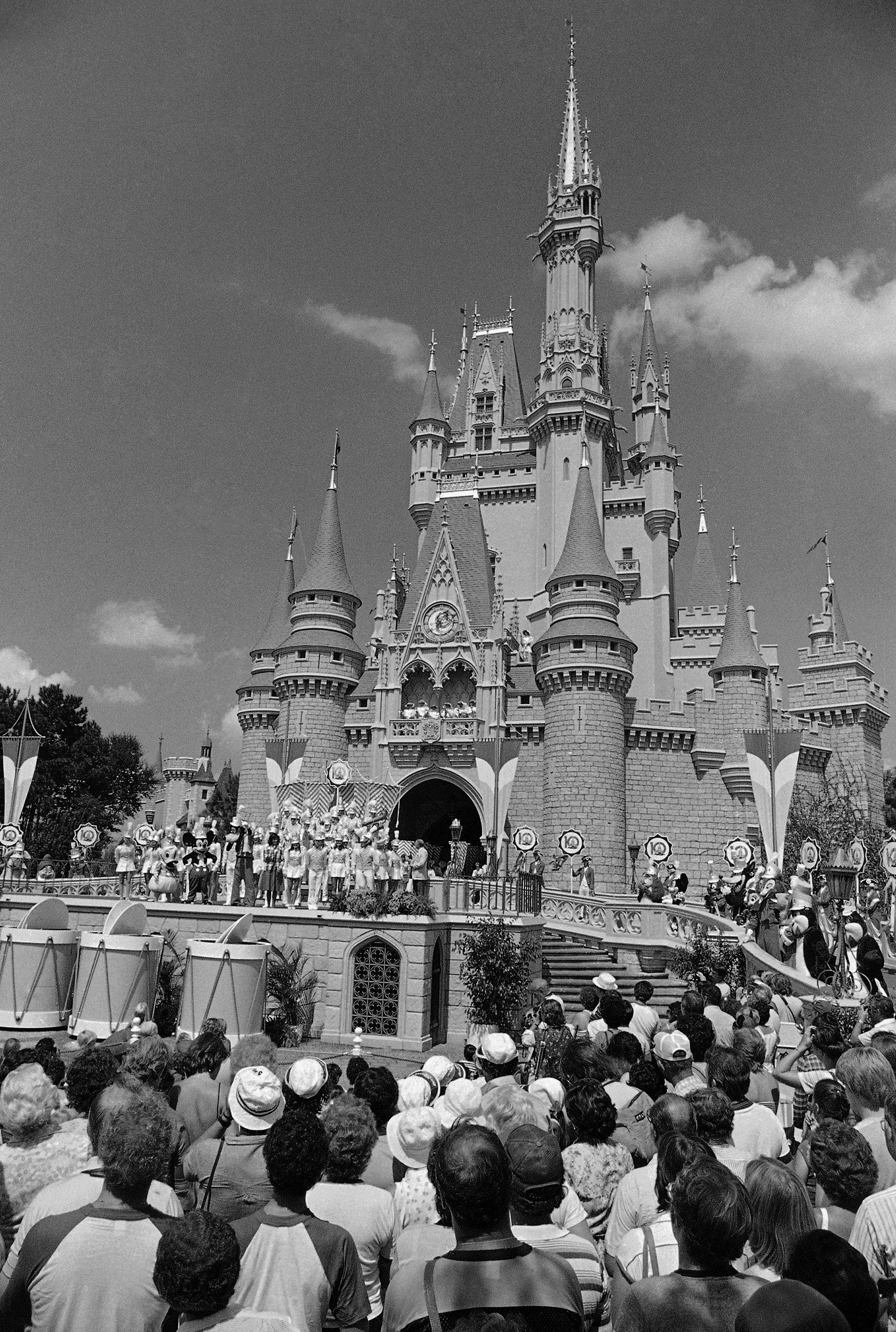 What's the difference between Disneyland and Disney World theme parks?