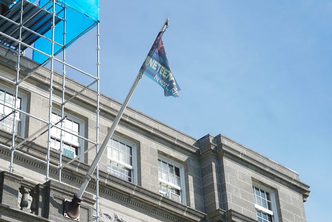 2020 年庆祝活动期间，纽波特市政厅上方悬挂着六月节旗帜。