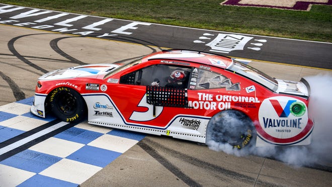 La leggenda di Nasscar Bruton Smith muore a 95 anni: azienda di proprietà della Nashville SuperSpeedway