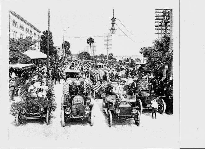Desfile del 4 de julio en Beach Street a principios del siglo XX.