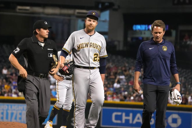 Brewers starting pitcher Brett Anderson leaves the game after tweaking his right knee during the second inning against the Diamondbacks.