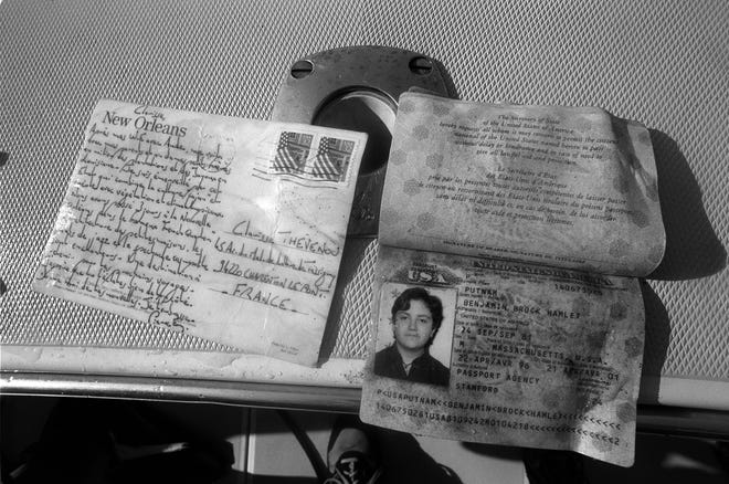 Eine Postkarte aus New Orleans nach Frankreich und der Reisepass eines kleinen Jungen sind nur zwei von Tausenden von Trümmerteilen, die beim Absturz von TWA-Flug 800 am 18. Juli 1996 im Wasser schwimmen.