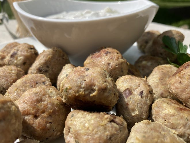 Πώς να φτιάξετε ελληνικά κεφτεδάκια κοκτέιλ, σερβιρισμένα με τζατζίκι Πώς να φτιάξετε ελληνικά κεφτεδάκια κοκτέιλ, σερβιρισμένα με τζατζίκι