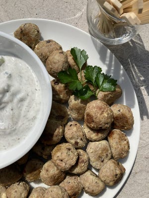 Ελληνικά κεφτεδάκια κοκτέιλ με σάλτσα τζατζίκι.