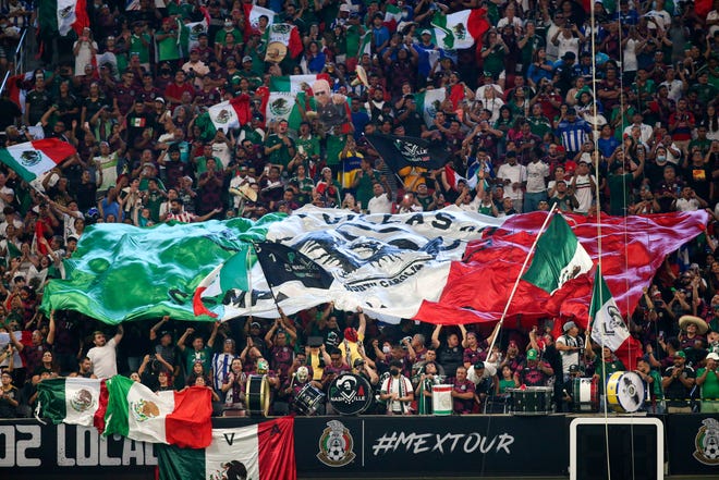 12 de junio de 2021; Atlanta, Georgia, Estados Unidos; Los aficionados de México levantan un Tifo antes de un partido contra Honduras en el Estadio Mercedes-Benz. Crédito obligatorio: Brett Davis-USA TODAY Sports