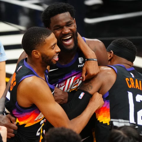 Deandre Ayton (22) celebrates his game-winner with