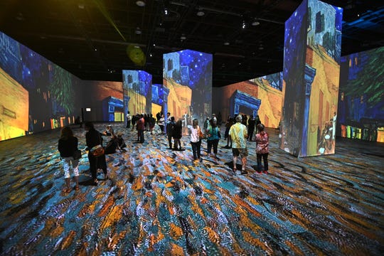 Les gens marchent dans la galerie immersive de l'exposition Beyond Van Gogh lors de la première journée publique présentant plus de 300 œuvres d'art emblématiques au TCF Center de Detroit le vendredi 25 juin 2021. Beyond Van Gogh utilise une technologie de projection de pointe pour créer un voyage immersif dans le monde de Van Gogh.