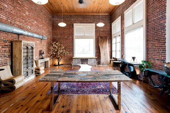 Mesas, sillas, esculturas de arte y tocadores son solo algunas de las piezas seleccionadas en Madera Craft Furnishings en Pensacola.