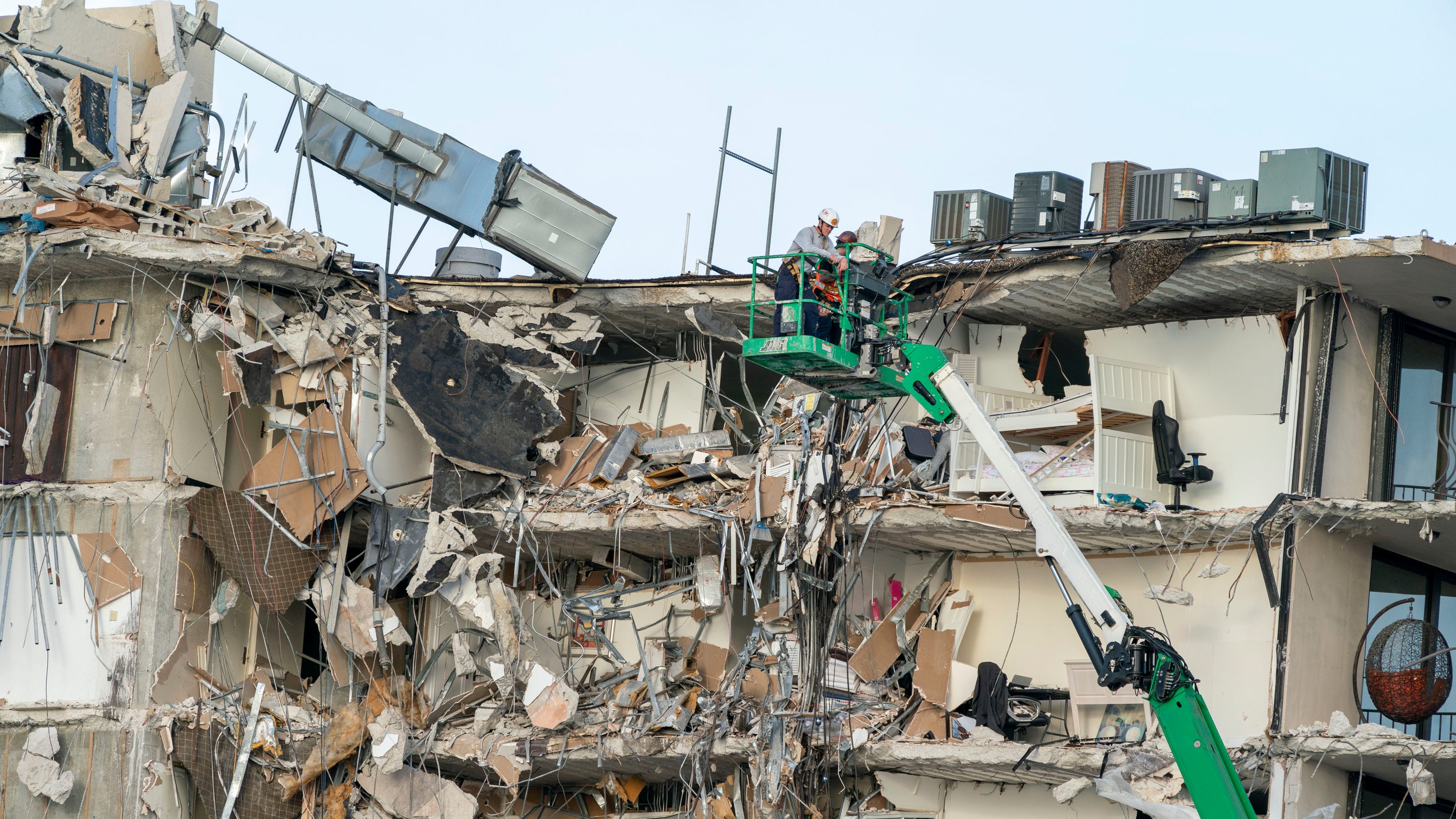 Miami building collapse: Surfside, Florida, condo search continues
